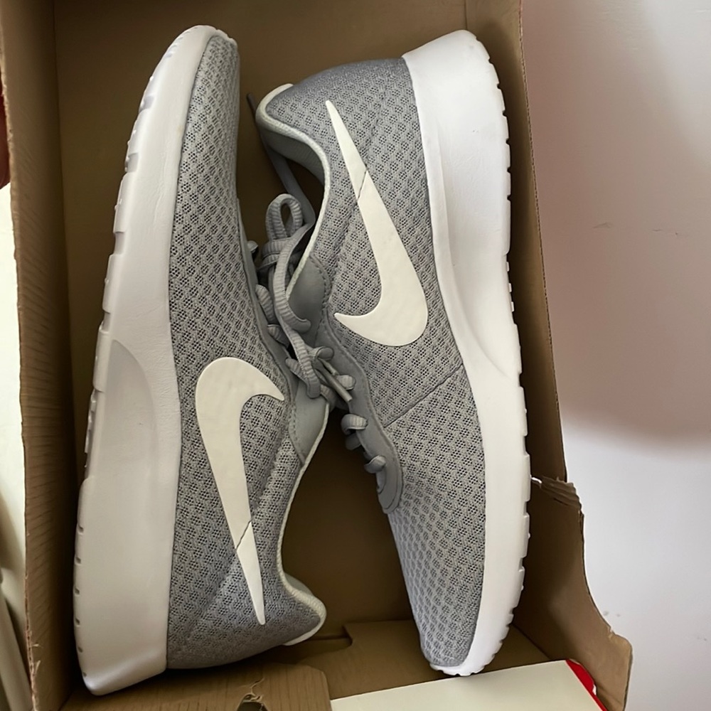 Nike NEW TANJUN women athletic shoes grey size 9